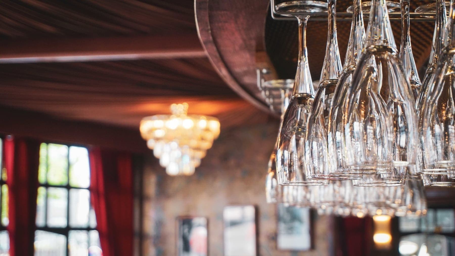 La salle de La Grilladine, son lustre et ses verres dressés